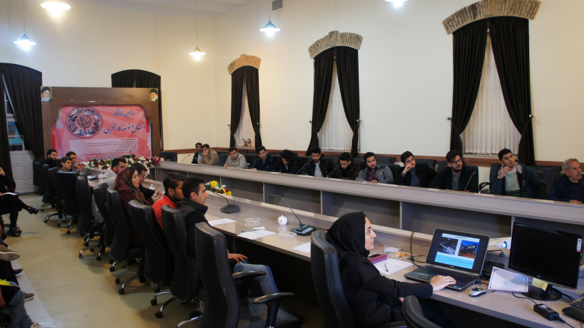 نشست تخصصی اشتغال در صنعت روی و صنایع وابسته همزمان در نمایشگاه توسعه وکارافرینی در محل سالن کنفرانس کارخانه کبریت زنجان برگزار شد.
