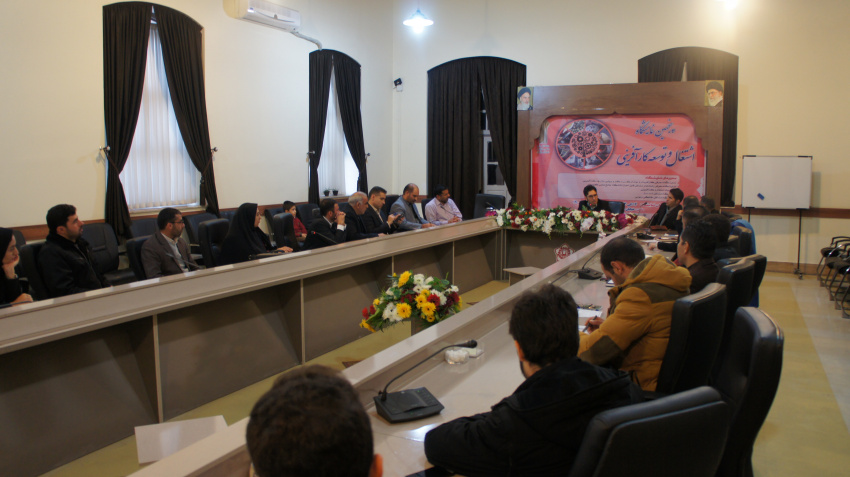 در سومین روز از برگزاری پنجمین نمایشگاه اشتغال و توسعه کارآفرینی، کارگاه آموزشی پدافند غیرعامل با رویکرد IT در محل سالن جلسات کارخانه کبریت زنجان برگزار شد.